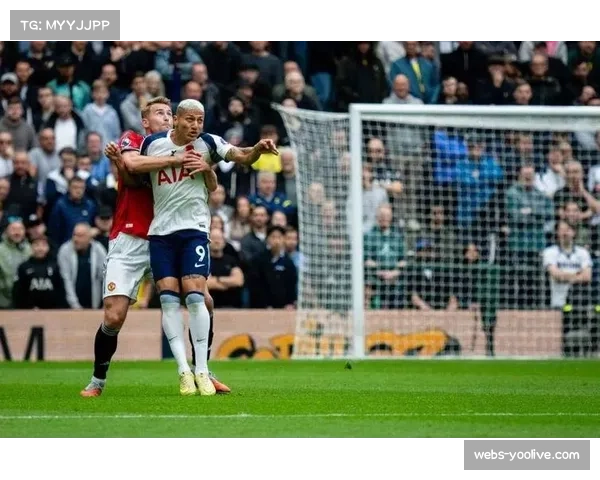 足球运动中的激情瞬间:欧联杯决赛感人画面